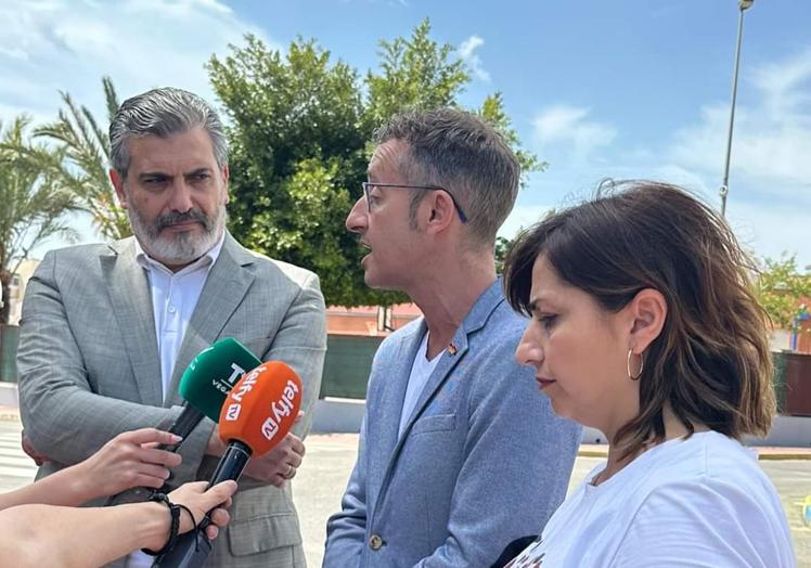 El líder del PSOE de Callosa, Fran Maciá, el diputado autonómico socialista, José Luis Lorenz, y la concejal oriolana, María García.