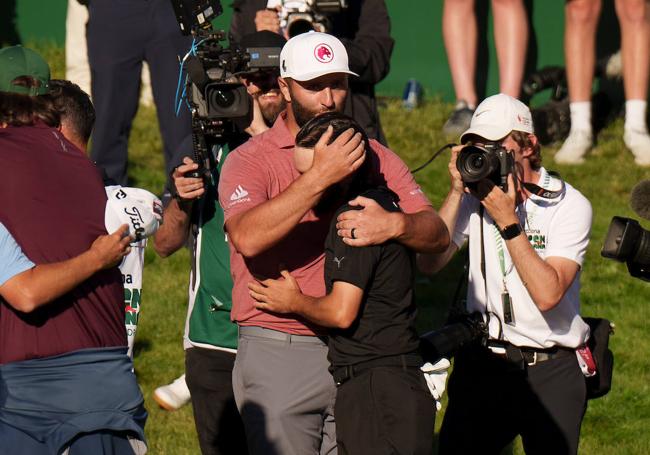 Hidalgo recibe el cariño de Jon Rahm tras ganar el abierto español.