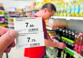 Precios del aceite de oliva cambiados este martes en el supermercado Covirán en el barrio del Carmen (Murcia).