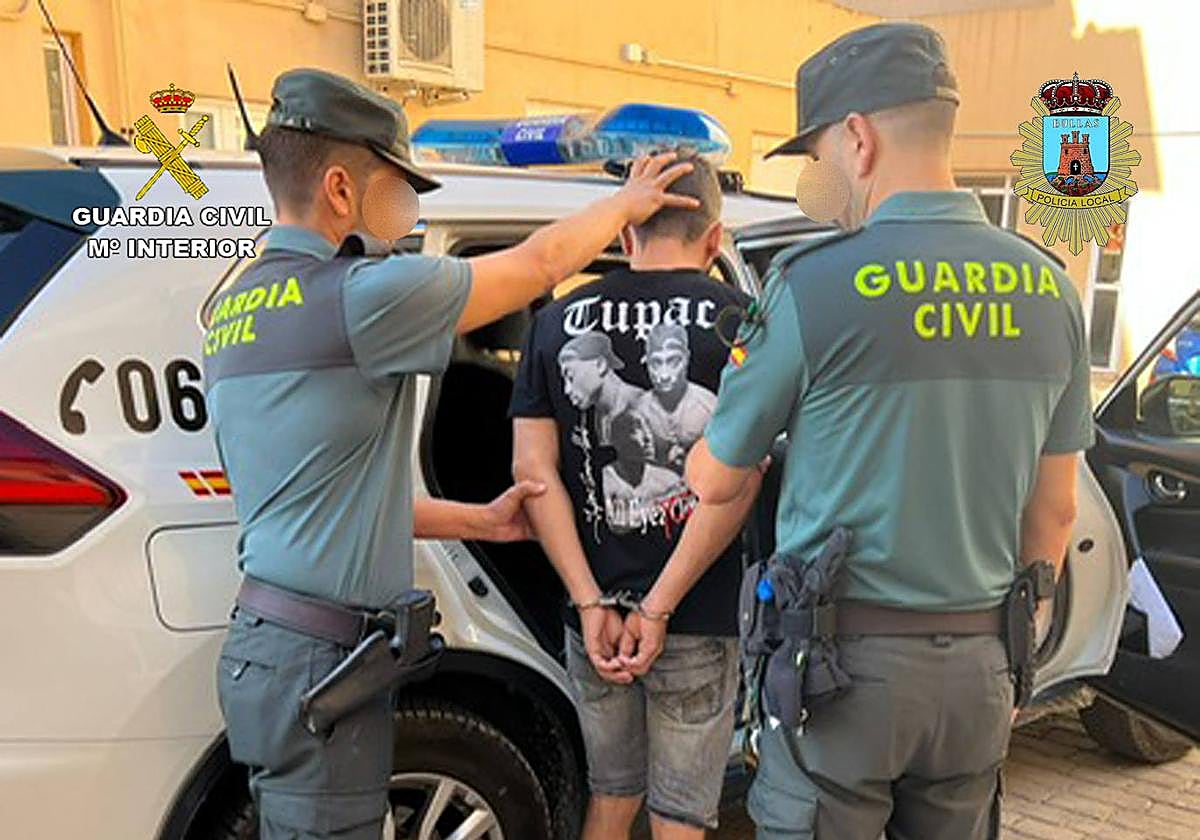 Foto de los agentes junto con el detenido.