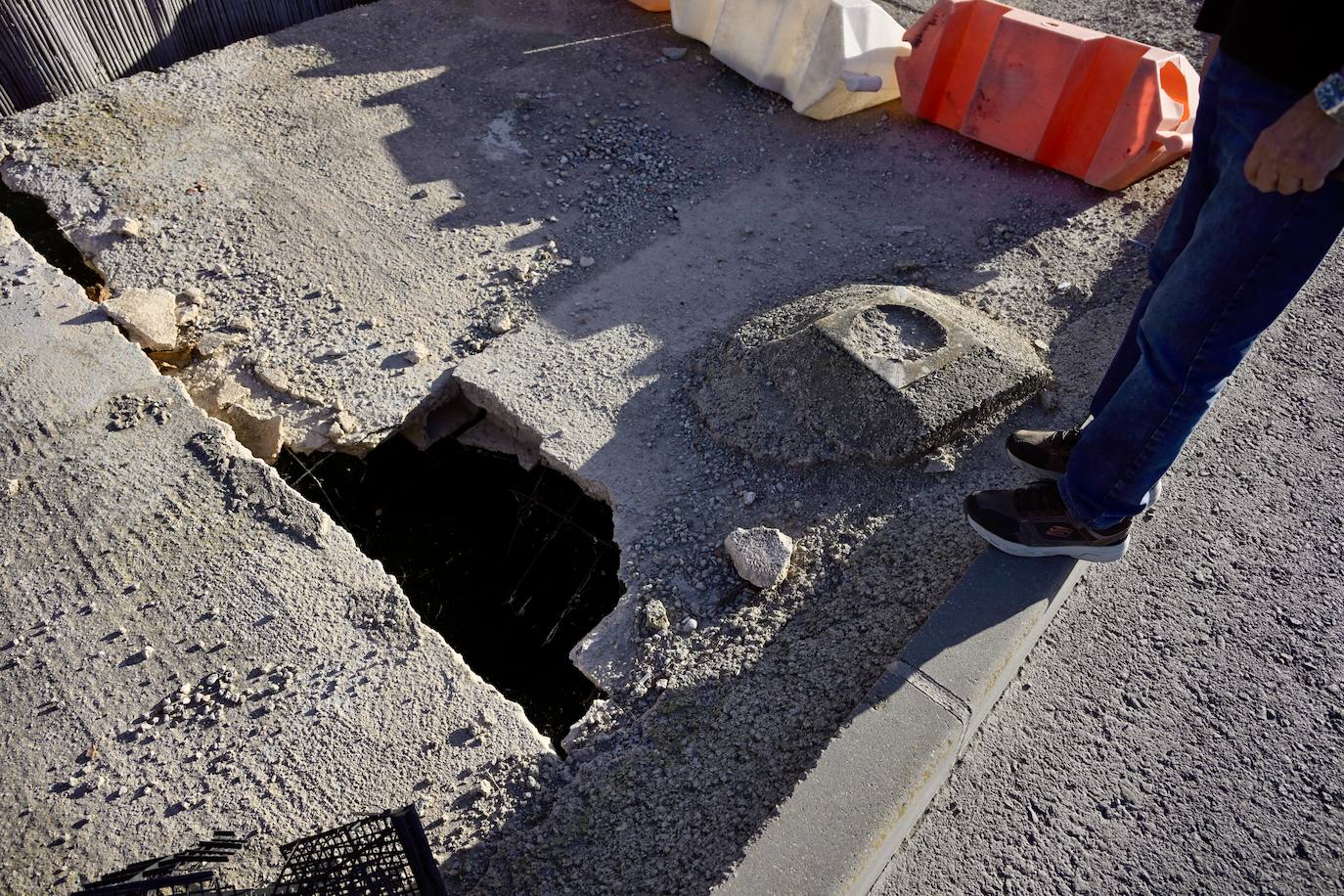 Las imágenes de los baches y socavones en El Raal