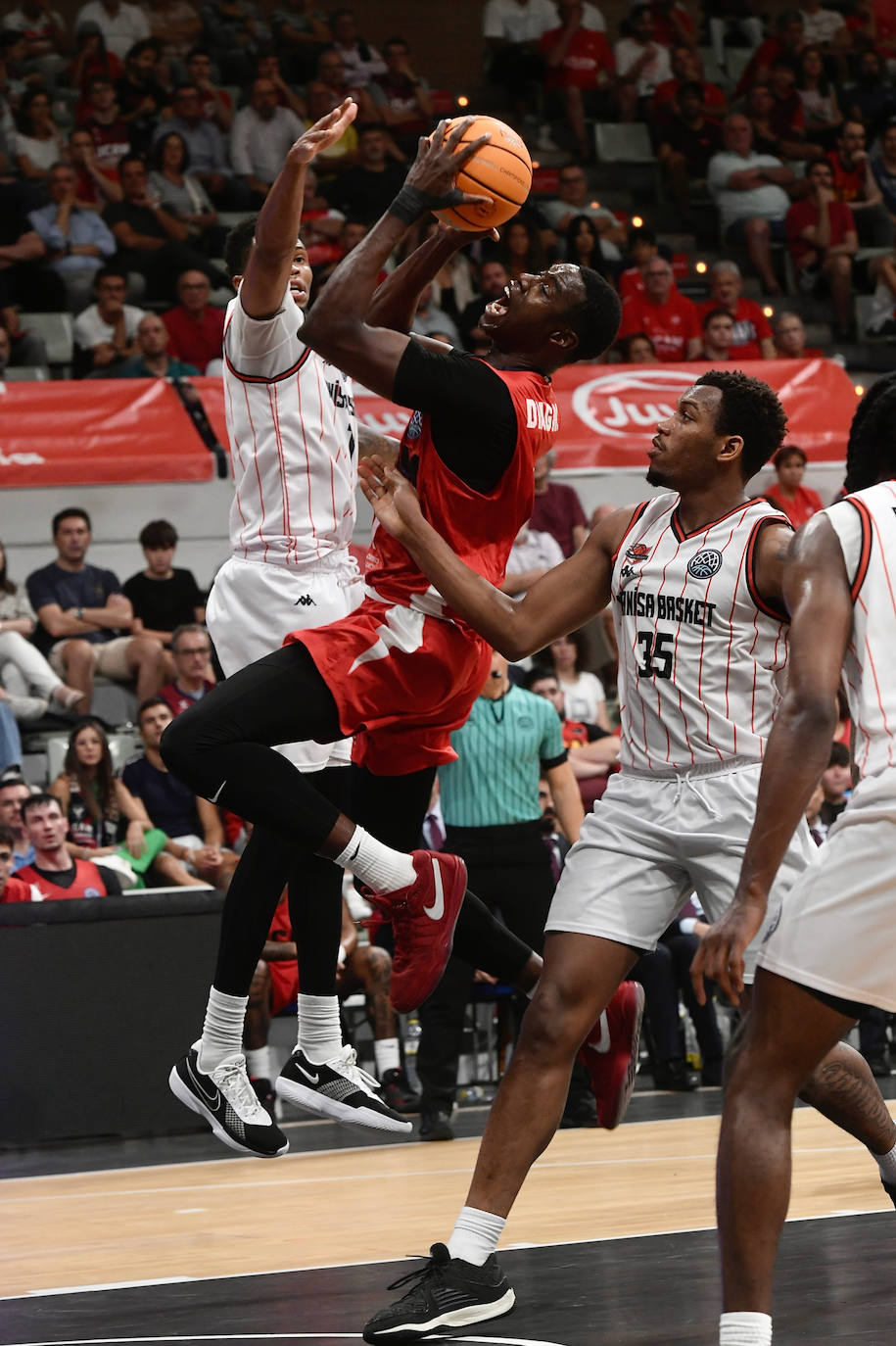 Las imágenes del UCAM Murcia-Manisa Basket (97-103)