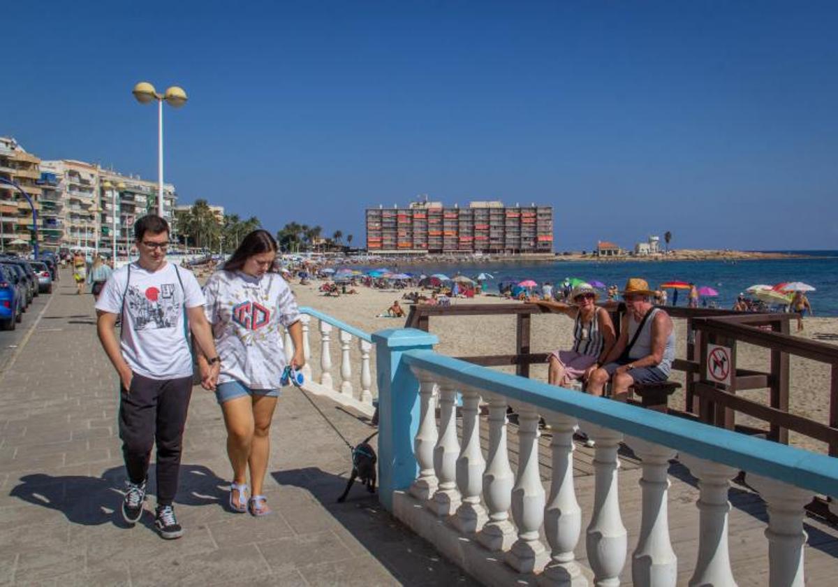 Turistas pasean por la playa de Los Locos, en Torrevieja.