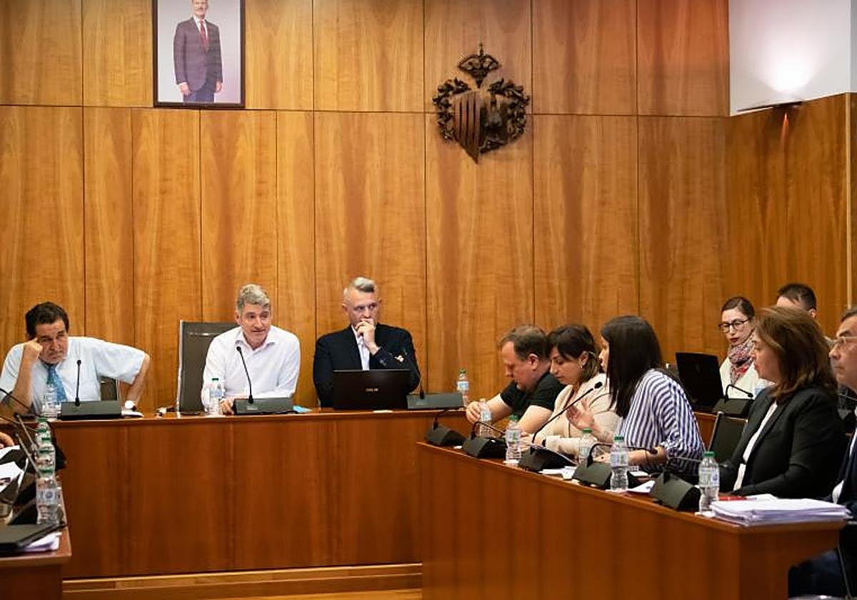 El alcalde, Pepe Vegara, atiende a una intervención de la portavoz socialista, Carolina Gracia, en el transcurso de un pleno.