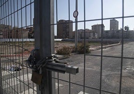 Terrenos donde está previsto construir el nuevo cuartel de la Guardia Civil de Cartagena, vallados y ya con matorrales.