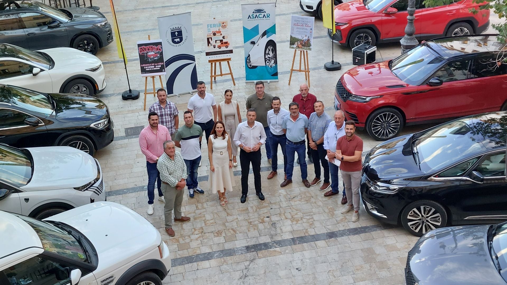 El alcalde y la concejal posan junto a representantes de las empresas expositoras.