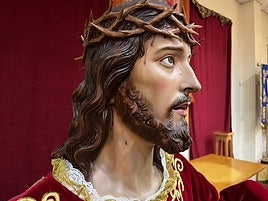 Primer plano del Cristo de la Misericordia recién restaurado.