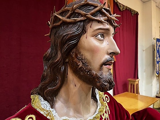 Primer plano del Cristo de la Misericordia recién restaurado.