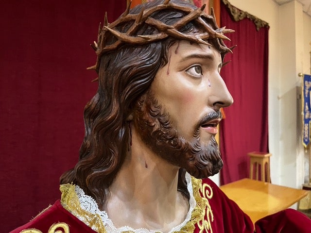 Primer plano del Cristo de la Misericordia recién restaurado.