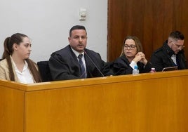 Natalia M. (i), junto a su abogado, Antonio Casado Mena; y Agustín M. (d), Junto a su abogada, Sara Llorca, durante el juicio en Cartagena.