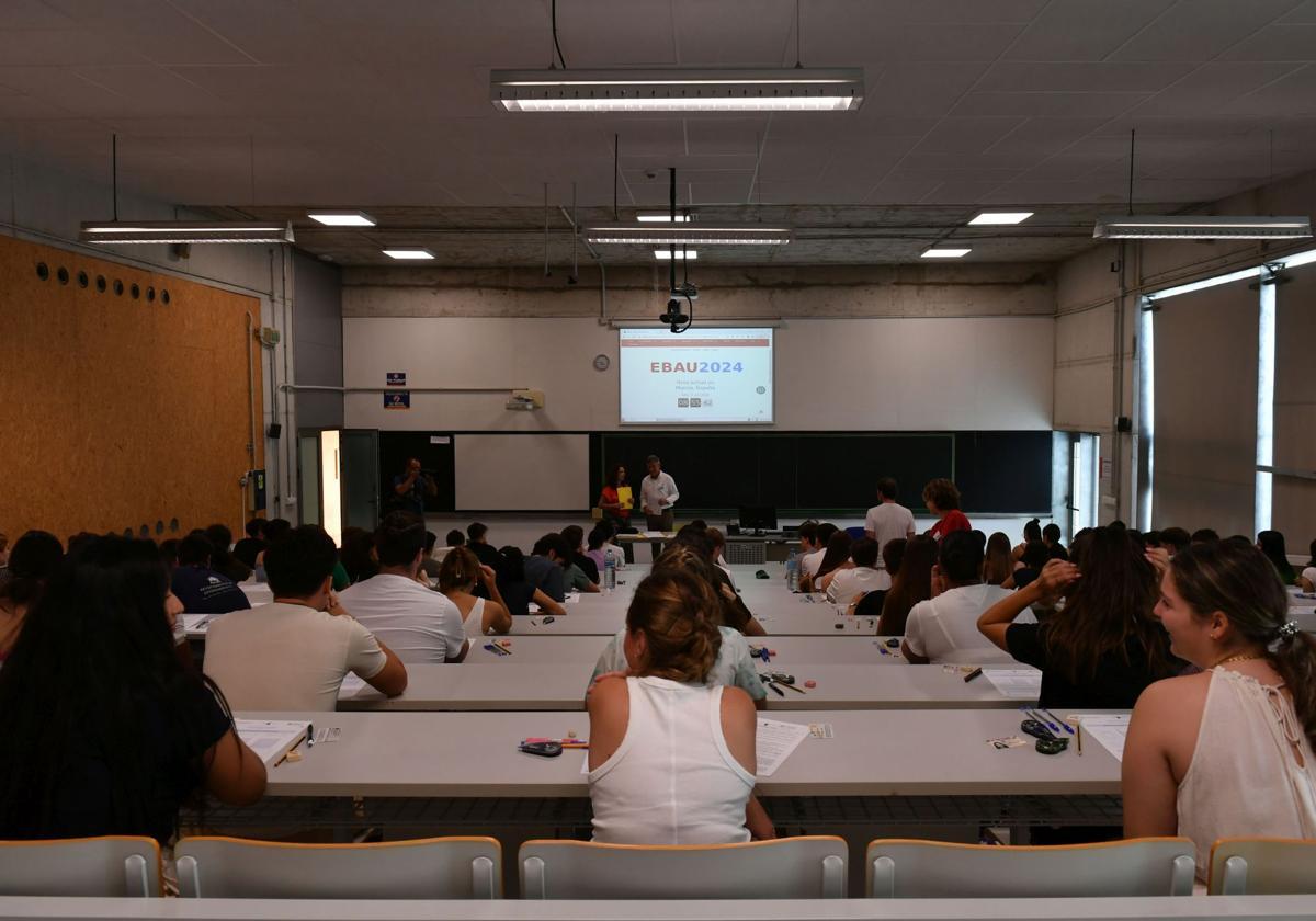 Alumnos, durante el examen de recuperación de la EBAU el pasado julio.