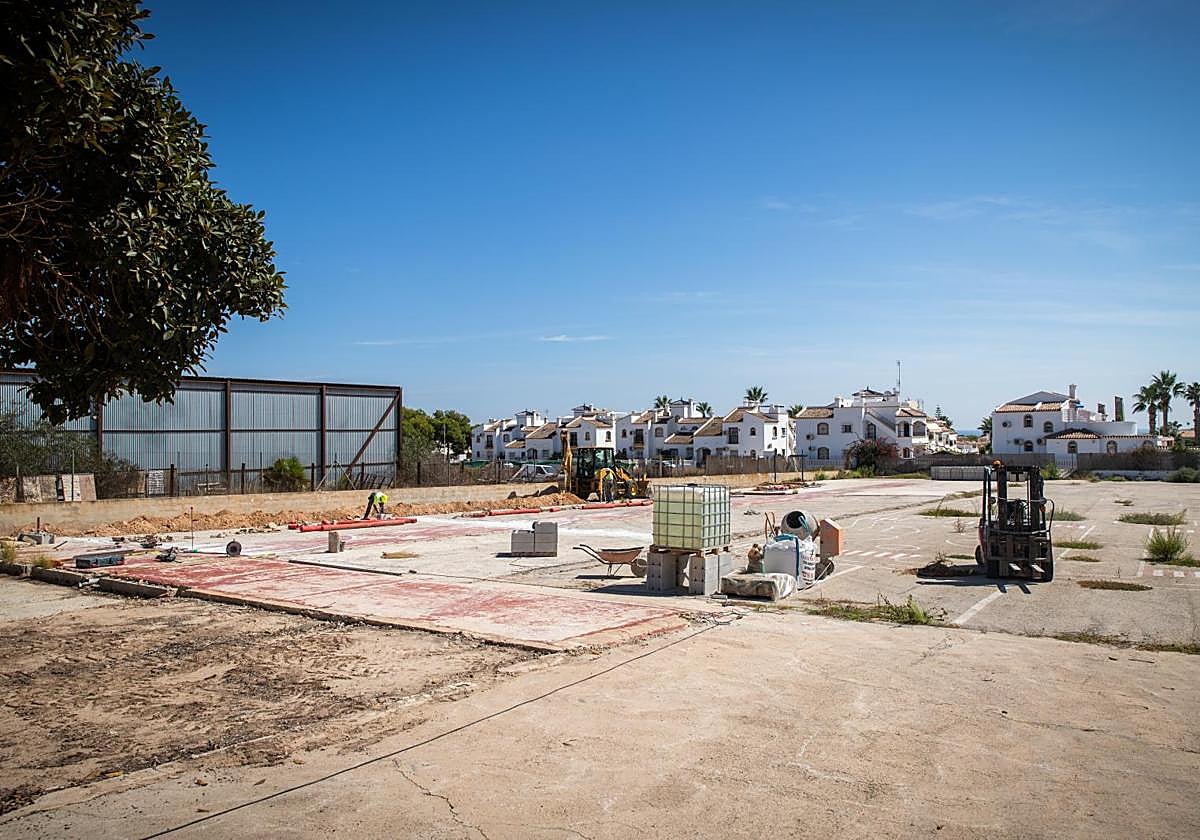 Trabajos de adecuación de la parcela donde irán las aulas prefabricadas, en la calle Níspero