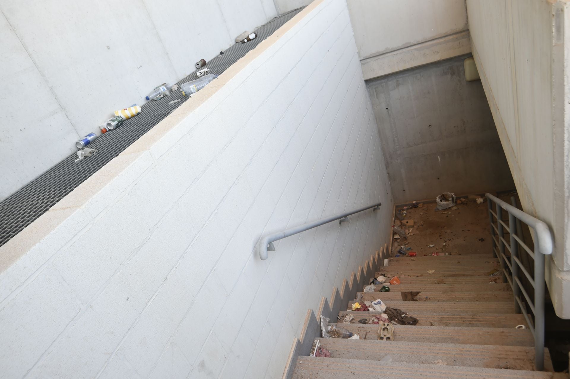 Desperfectos en el entorno del Enrique Roca de Murcia, en imágenes