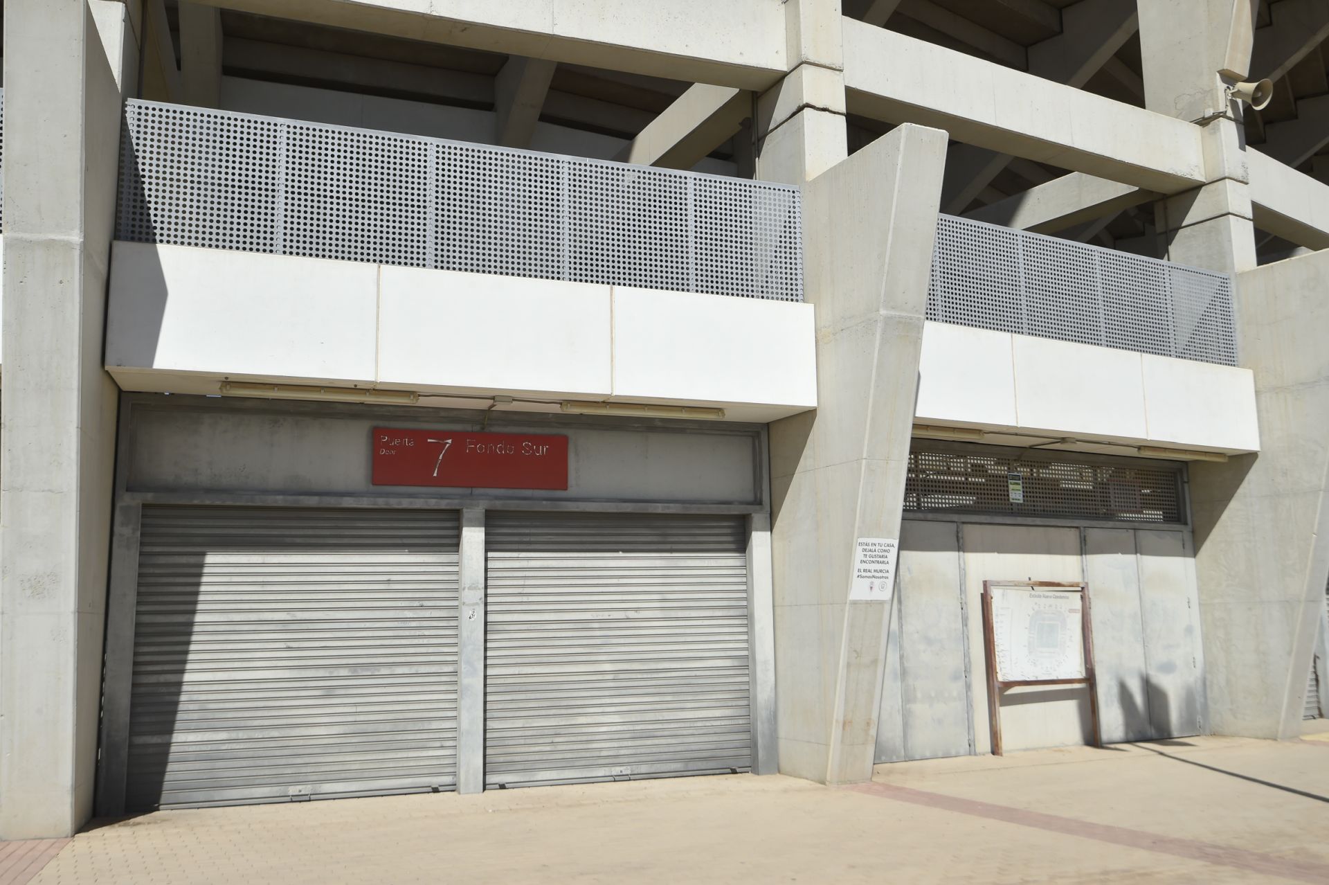 Desperfectos en el entorno del Enrique Roca de Murcia, en imágenes