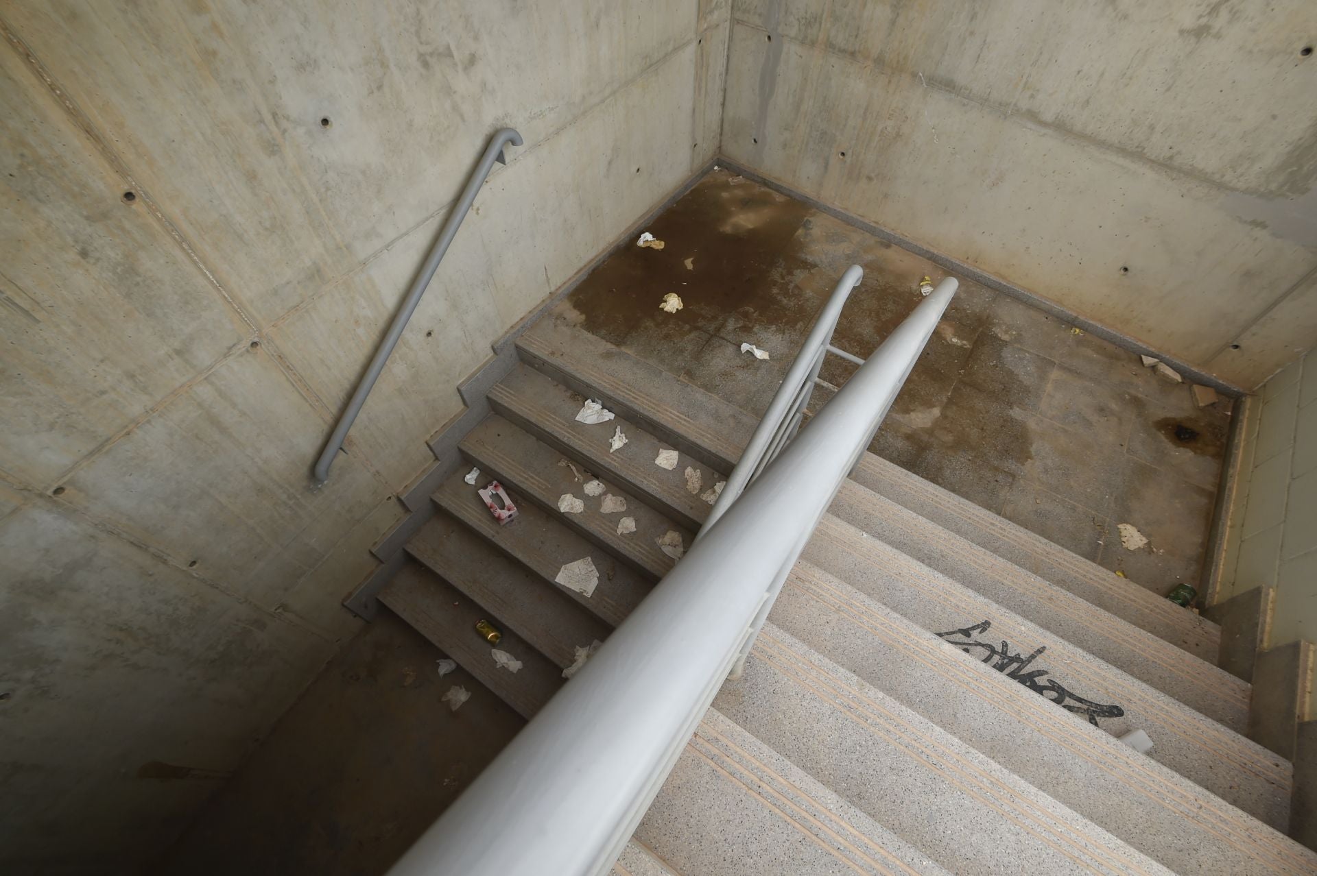 Desperfectos en el entorno del Enrique Roca de Murcia, en imágenes