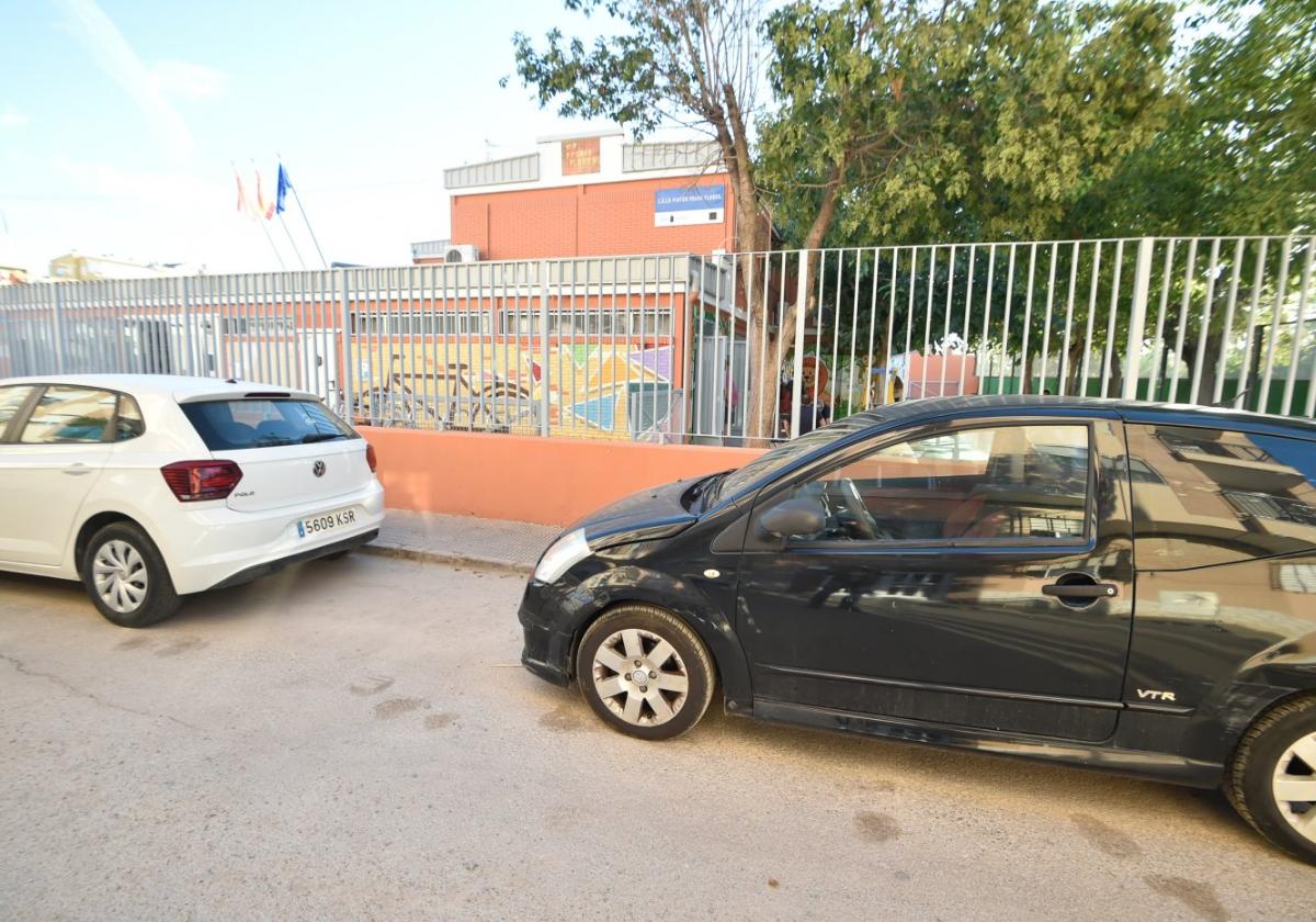 Exterior del colegio Pintor Pedro Flores de Puente Tocinos, donde cambiará el estacionamiento.