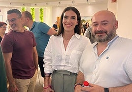 La alcaldesa de Alhama, María Cánovas, al finalizar el Pleno, junto al edil de Cultura y Patrimonio, Ginés Muñoz (d).