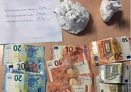 La droga y el dinero incautado por los agentes.