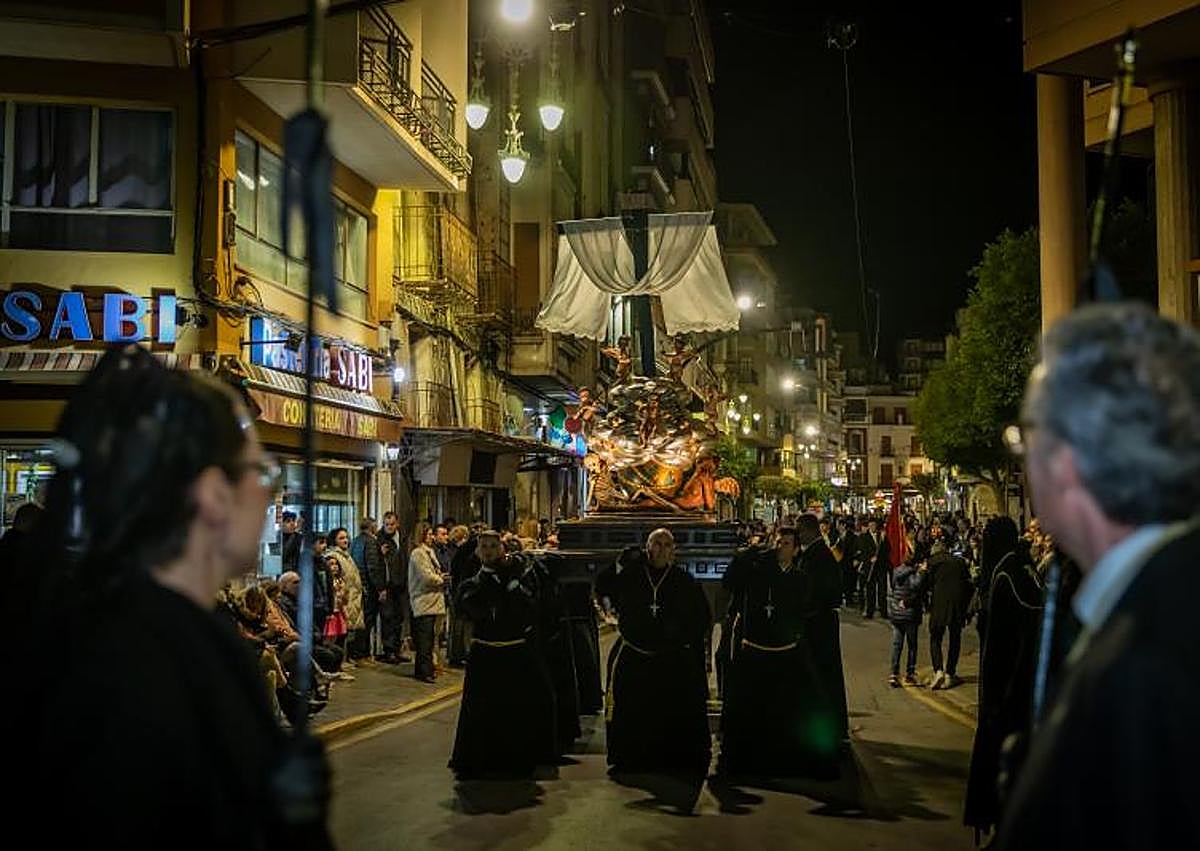 Imagen secundaria 1 - En la procesión también desfilan San Juan Evangelista, La Soledad y el Cristo yacente.