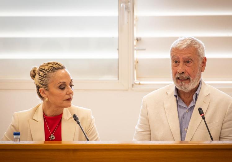 Los dos concejales con los que cuenta Vox en Torrevieja, Yolanda Cabezuelo y Salvador Ruso.