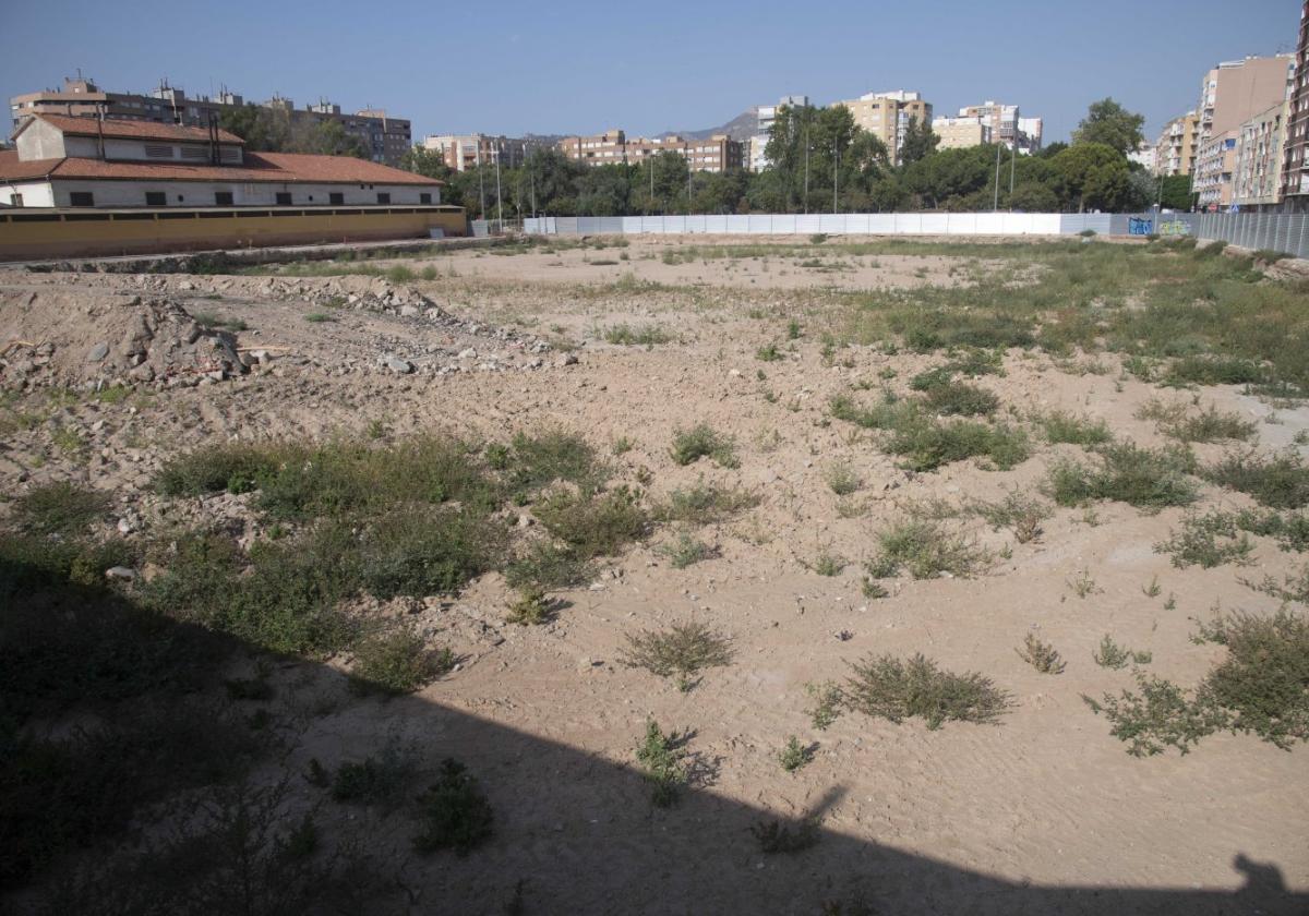 Terrenos donde estaba el antiguo cuartel de la Guardia Civil, y donde será construido el nuevo, llenos de matorrales.