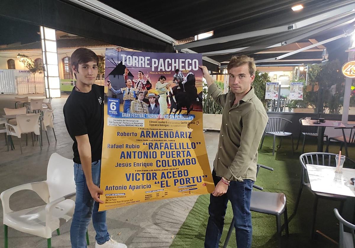 Víctor Acebo y El Portu, en la presentación del festival de Torre Pacheco, con el cartel.