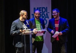 Isaac Alcántara, David Omar Sáez y Juan Jesús Botí, ayer, durante el pregón de la Feria del Libro de Murcia.