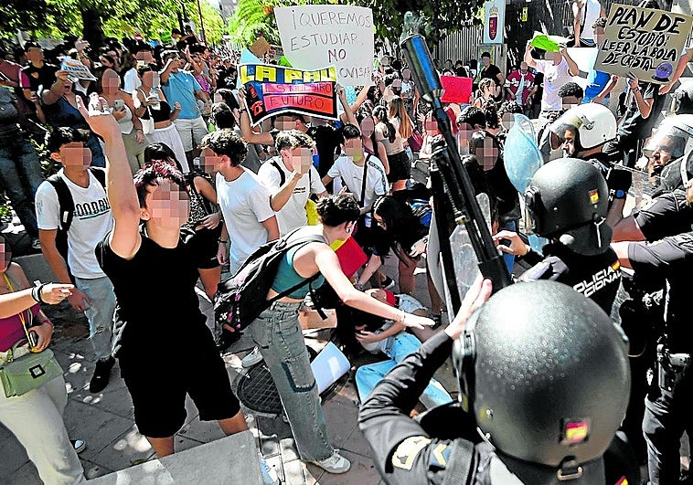 Agentes antidisturbios cargan contra los estudiantes.