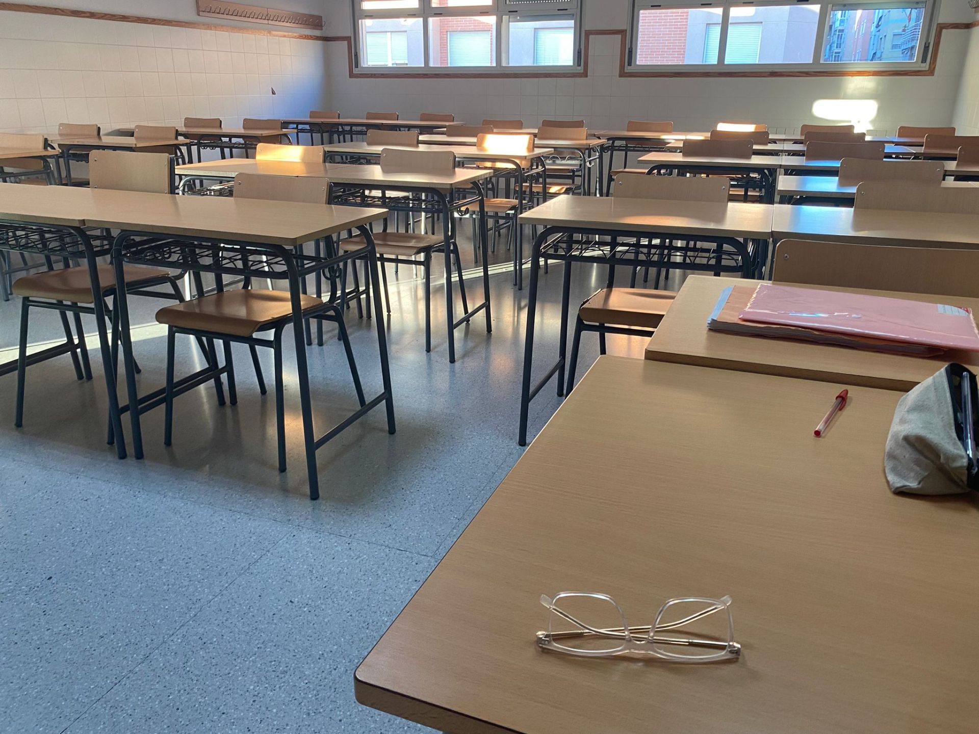 Aulas vacías en el IES Alfonso X el Sabio de Murcia.