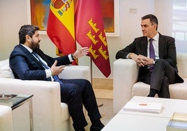 López Miras y Pedro Sánchez, durante la reunión mantenida esta mañana en La Moncloa.