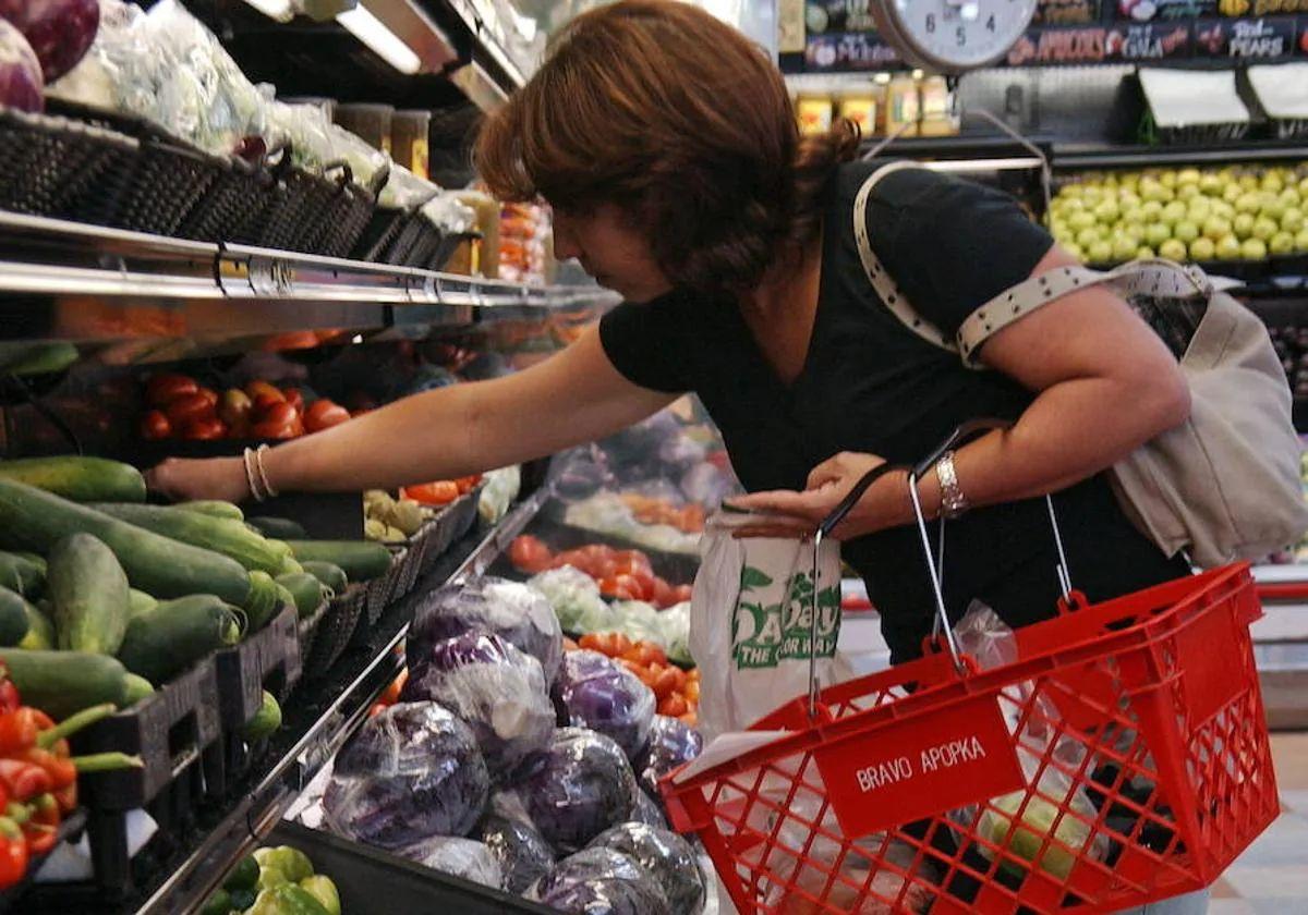 Una mujer comprando verduras, en una imagen de archivo.