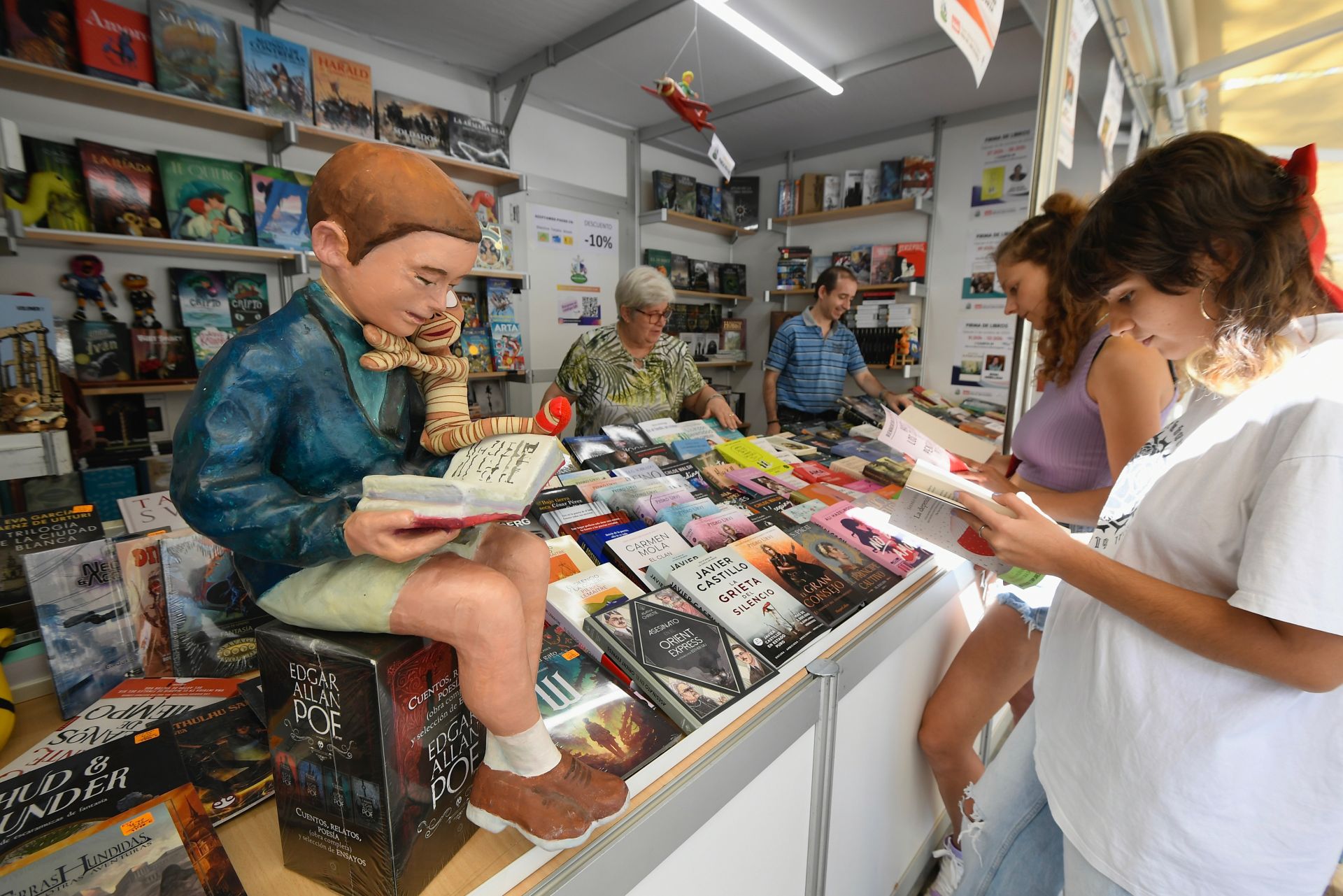 La primera jornada de la Feria del Libro de Murcia, en imágenes