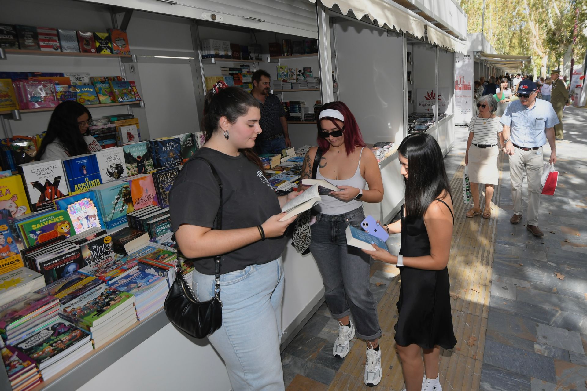 La primera jornada de la Feria del Libro de Murcia, en imágenes