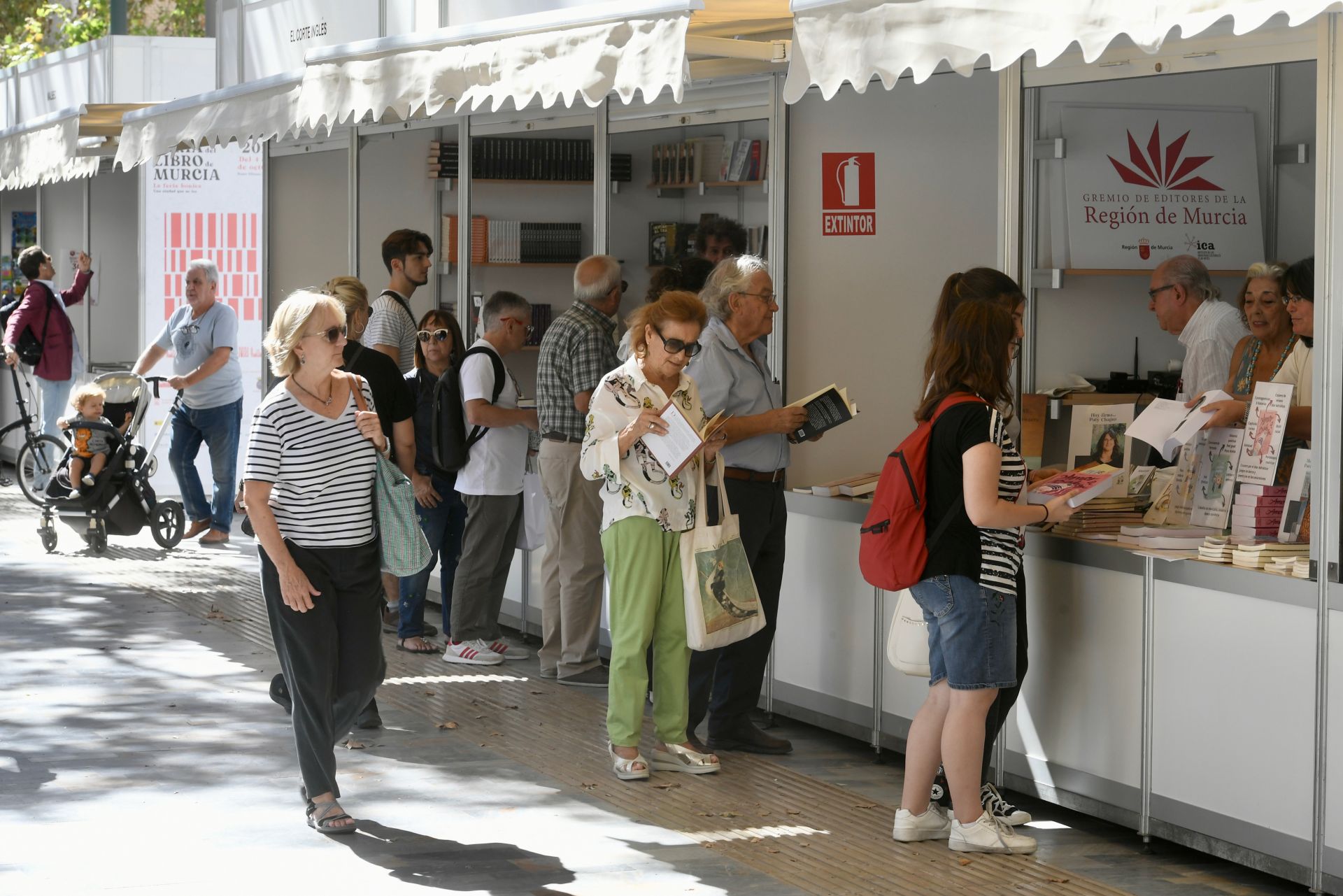 La primera jornada de la Feria del Libro de Murcia, en imágenes