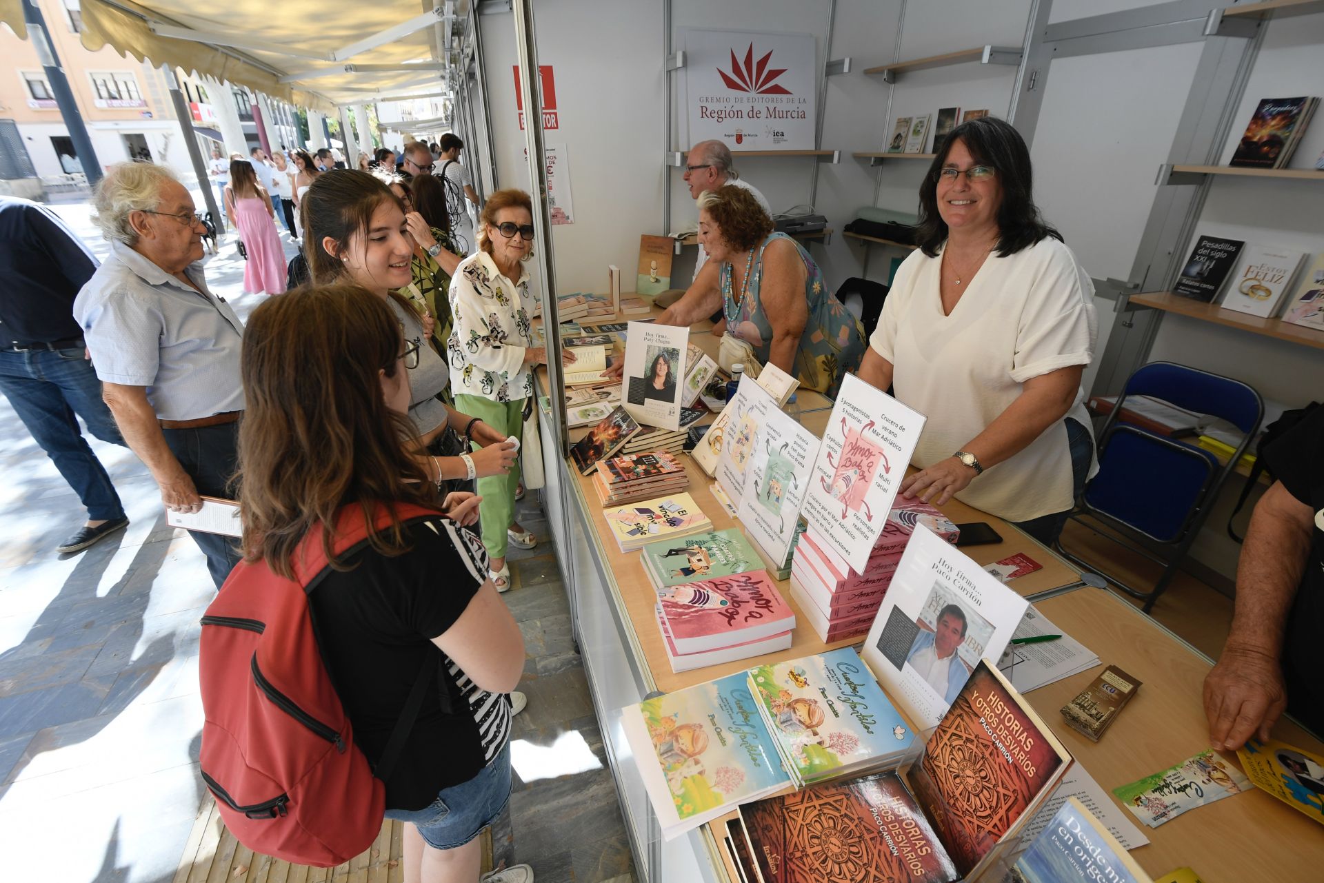 La primera jornada de la Feria del Libro de Murcia, en imágenes