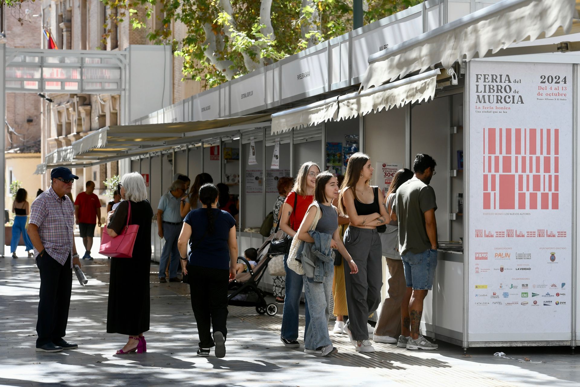 La primera jornada de la Feria del Libro de Murcia, en imágenes