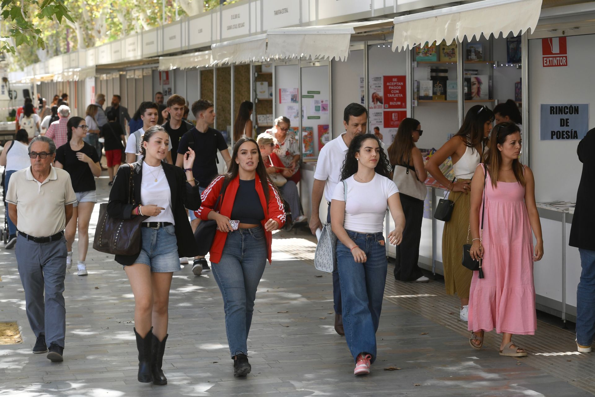 La primera jornada de la Feria del Libro de Murcia, en imágenes