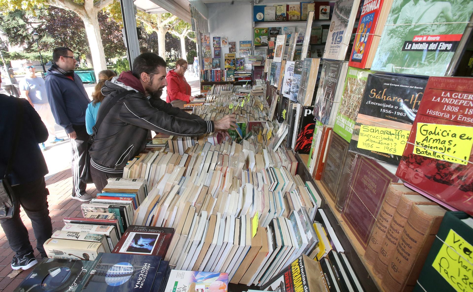 La primera jornada de la Feria del Libro de Murcia, en imágenes