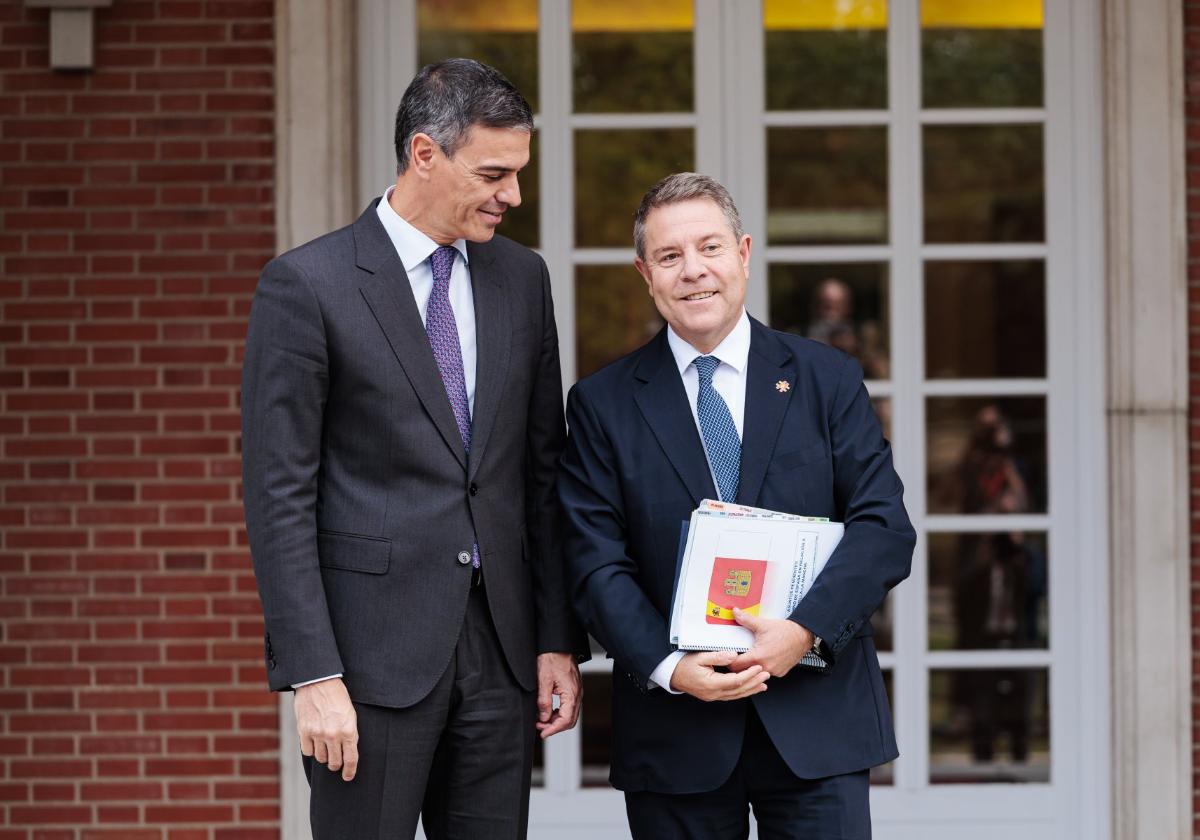 Pedro Sánchez y García-Page, en la puerta de La Moncloa.