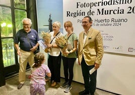 El presidente de la Asociación de Informadores Gráficos, Juan Francisco Moreno, las viudas de Alonso y Ribón y el concejal de Cultura.