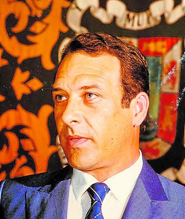 Imagen secundaria 2 - Portada del diario LA VERDAD con la noticia y Juan Martínez Simón.