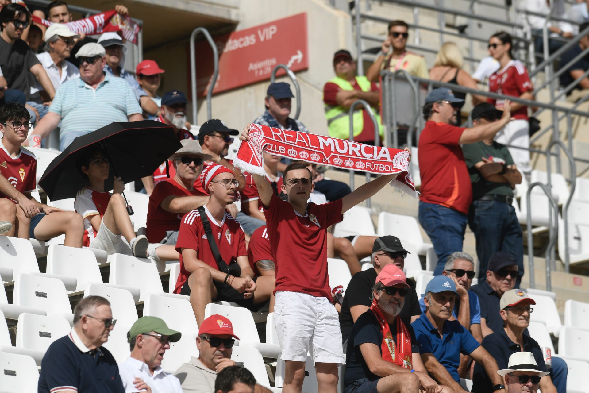 Real Murcia-Alcorcón: búscate en la grada del Estadio Enrique Roca