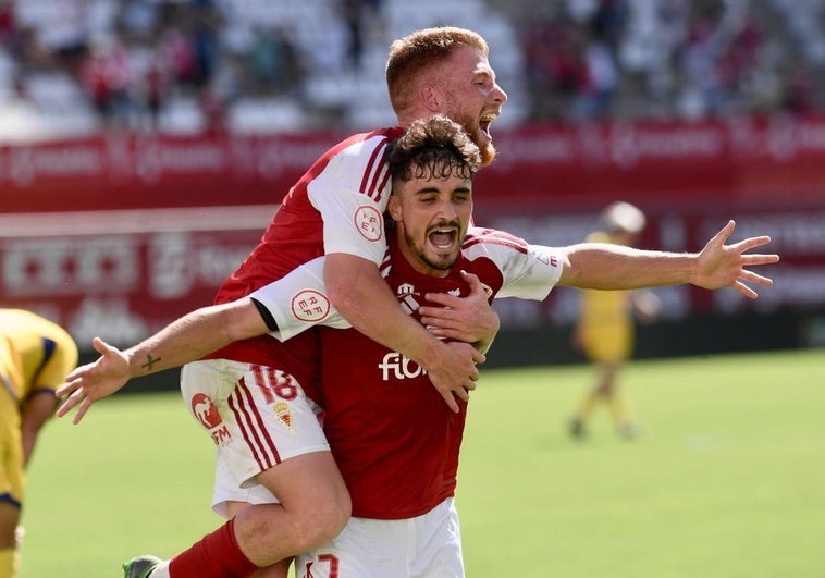 Jorge Mier, autor del segundo gol, abrazado por David Vicente en el encuentro frente al Alcorcón.