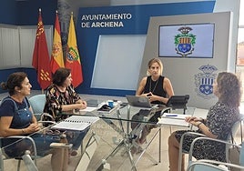 La concejala de Servicios Sociales, la psicologa clínica, la alcaldesa Patricia Fernández y una técnico de la concejalia que coordina el programa.