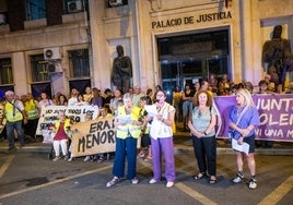 Movimientos feministas, organizaciones sociales, partidos y sindicatos durante la protesta de este domingo.