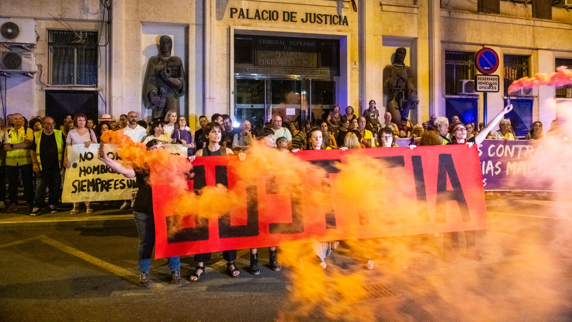 Las imágenes de la protesta ante el Palacio de Justicia de Murcia