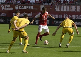 El Real Murcia acaba con su mala racha con tres goles en la segunda parte