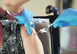 Administran una vacuna a una anciana en una residencia, en una imagen de archivo.