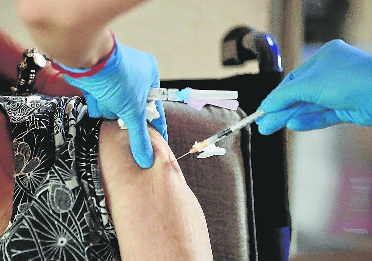 Administran una vacuna a una anciana en una residencia, en una imagen de archivo.