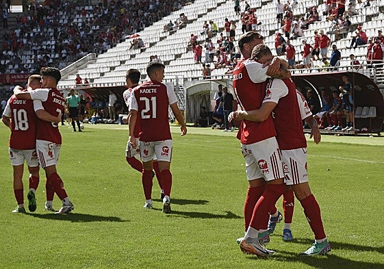 Los jugadores del Real Murcia celebran uno de los goles del partido ante el Alcorcón.
